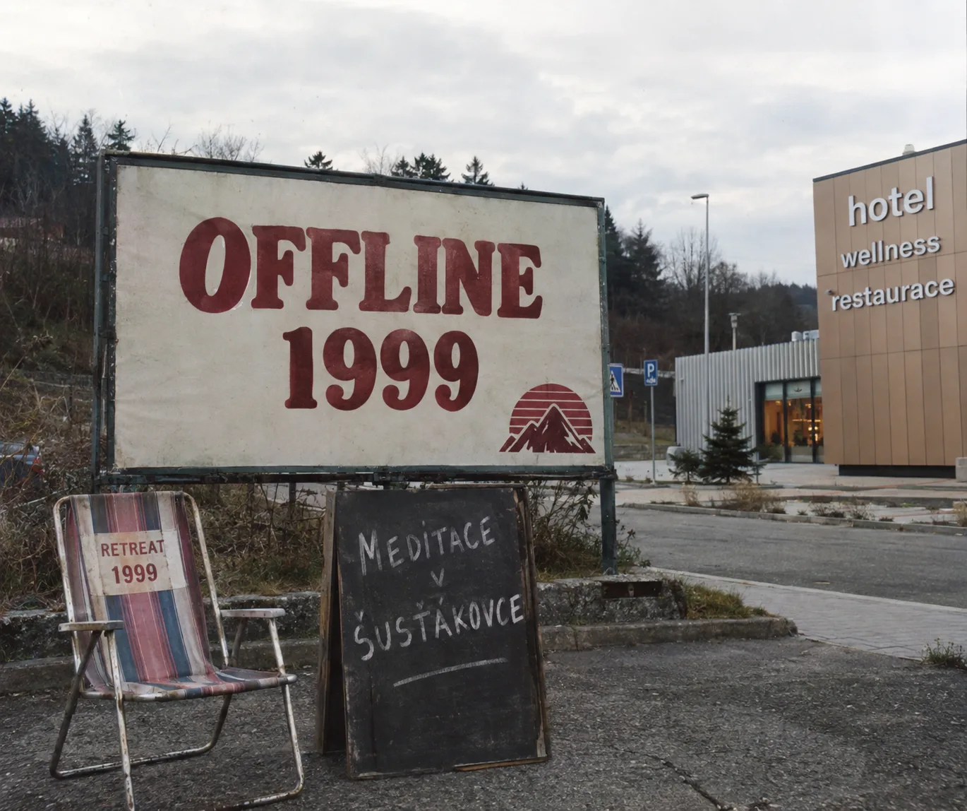 Billboard OFFLINE 1999 a cedule Meditace v Šusťákovce před Kapka Resortem